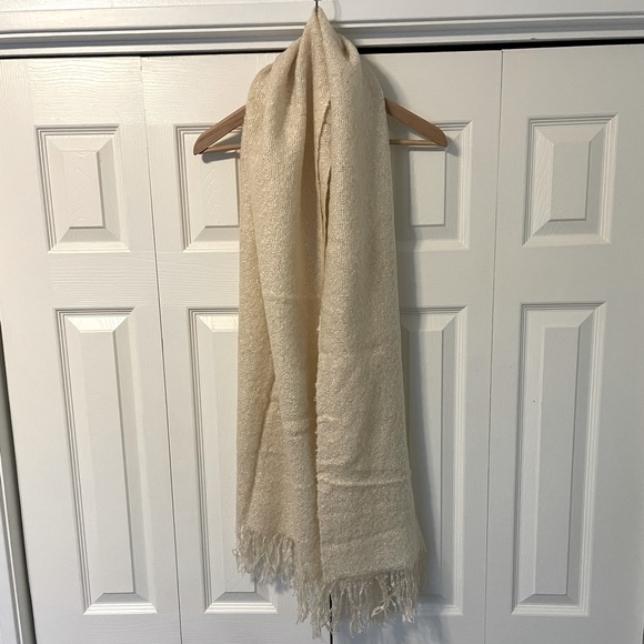 Cozy white scarf - Picture 2 of 3